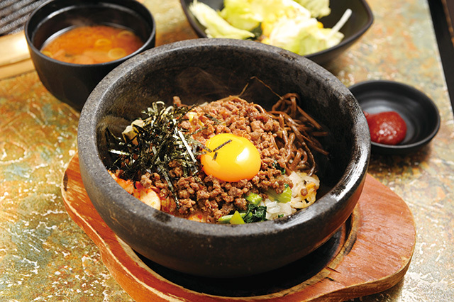 ジンギスカンと焼肉のかわよし　「石焼きビビンバランチ」800円　アツアツの石焼きで提供されるビビンバは、4種類のナムルとキムチ、牛ミンチ、卵を混ぜて召し上がれ