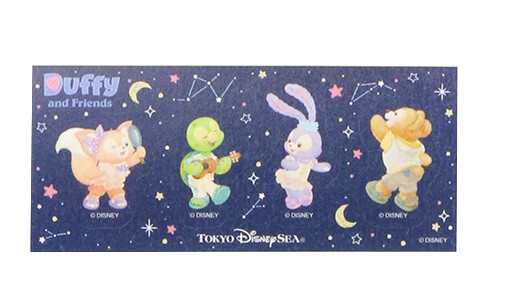 ポストカードセット 750円｜サイズ：（ポストカード）縦約15×横約10cm、2枚セット、シール：（シート大）縦約13.5×横約11.2cm（シート小）縦約5.2×横約11.2cm｜「ダッフィー＆フレンズのサマーナイト・メロディー」スペシャルグッズ｜東京ディズニーリゾート40周年“ドリームゴーラウンド”｜発売日：2023年7月3日（月）｜販売店舗：東京ディズニーシー「マクダックス・デパートメントストア」