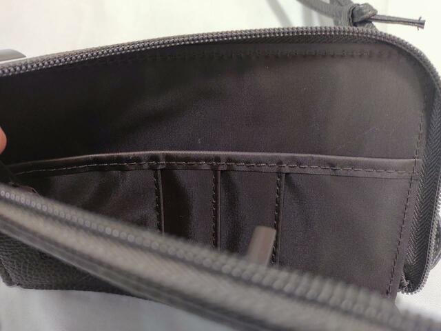 カードポケットは３つ、お札ポケットあり