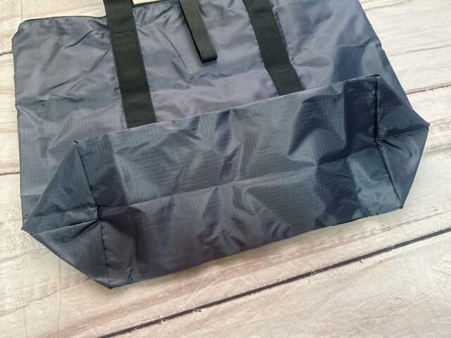 マチ広なため、ジムに行く際のスニーカーもラクラク収納できます♪