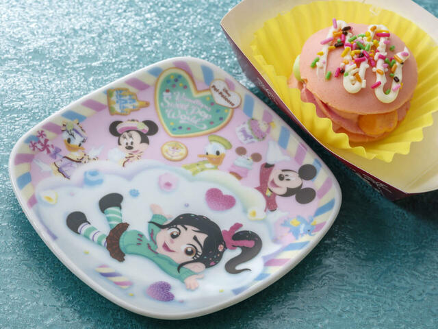 ラズベリーホイップサンド、スーベニアプレート付き 1,200円｜販売店舗：東京ディズニーランド「スウィートハート・カフェ」｜ディズニー・パルパルーザ「ヴァネロペのスウィーツ・ポップ・ワールド」スペシャルメニュー
