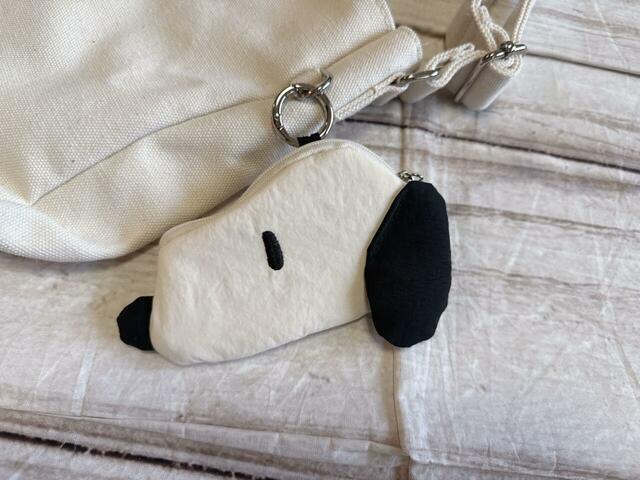 サイドには取り外し可能なスヌーピーのお顔のチャーム付き！