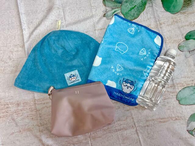 以前のちいかわ×アベイルコラボで購入したサウナマットとサウナハット、シャンプー類を入れたビニールポーチ、550mLペットボトルまでしっかり収納でき、収納力はとっても優秀！