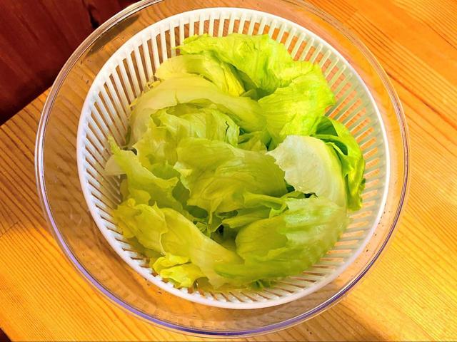【ニトリ 野菜水切りシャッキリサラダ】Sサイズでもレタスの葉はかなり入りました