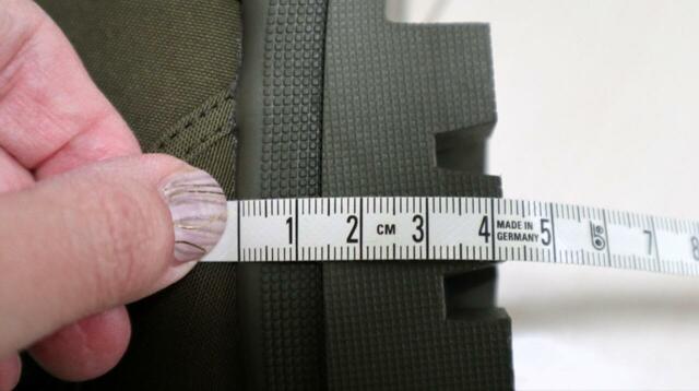 【無印良品　柔らかい中敷を使用した撥水タンクソールシューズ】かかとのソールは4cm以上あり、履くと視線が少し高くなります