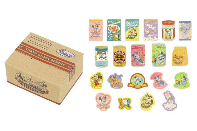 シール 800円｜ディズニーキャラクターがいっぱいのグロサリーストアをモチーフにしたグッズ｜販売店舗：東京ディズニーランド「ホームストア」、東京ディズニーシー「ヴィラ・ドナルド・ホームショップ」｜発売日：2024年10月10日（木）