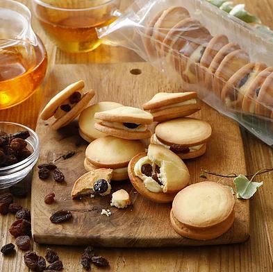 【成城石井の自家製デザート売上ランキング 2位】「成城石井自家製 サクッとサブレのレーズンバターサンド　8個」680円（税込）