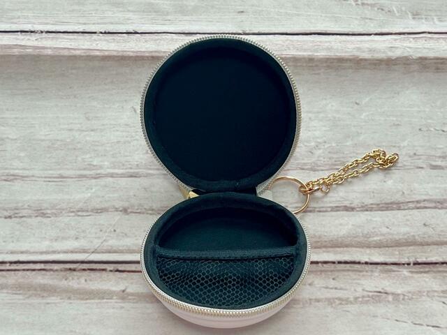 【しまむら：ガジェットポーチ（ちいかわ）】ファスナーでガバッと開きます