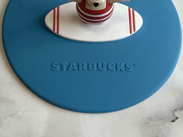 前面には「STARBUCKS」のロゴ入り