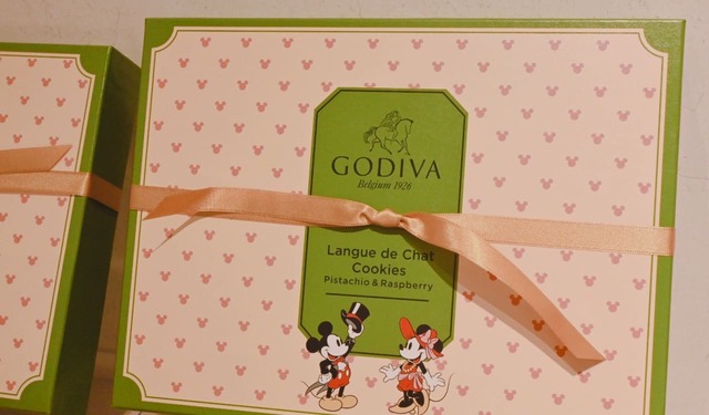 【ゴディバ】「ピスタチオ＆ラズベリーラングドシャクッキー アソートメント」18枚入 2,592円、30枚入 3,672円