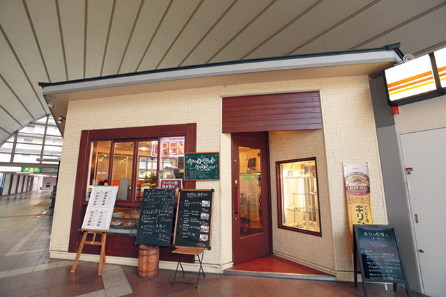 コロンブス（和歌山／林間田園都市）　外観　全16種類のうち、ランダムでおすすめの1種類を用意している日替わりコーヒー250円も名物