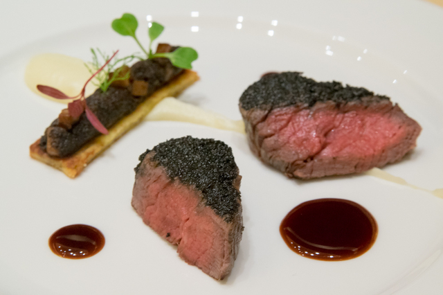 オリーヴクラストを纏ったビーフテンダーロインのグリル レッドワインソース｜“クリスマス・ファンタジー”エンパイアディナー｜ディズニーアンバサダーホテル「エンパイア・グリル」