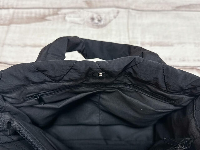 ポケットが豊富なところが押しポイント！内側の前面側はファスナーポケット1つ、区切りポケットが2つ