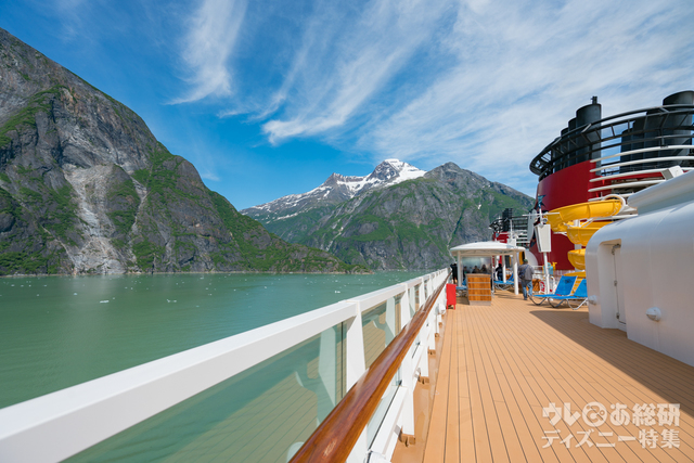 トレイシーアーム氷河に向かうワンダー号。水面には小さな流氷がちらほらと。