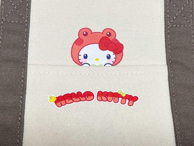 フロントのポケットから、キティちゃんがひょっこりお顔をのぞかせているようなイラストプリントもたまらないかわいさ！