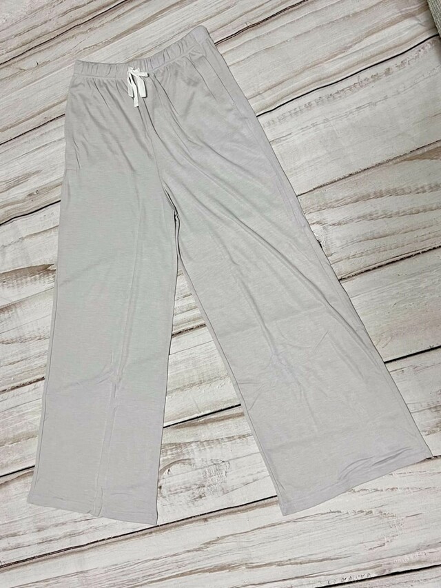 裾に向かって広がっていくワイドパンツシルエット