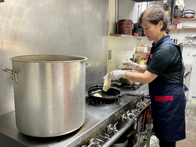 【釜めし 大統領】高さんはランチンの料理を作りながら、その傍ら。左の寸胴鍋で牛骨スープを仕込んでいた