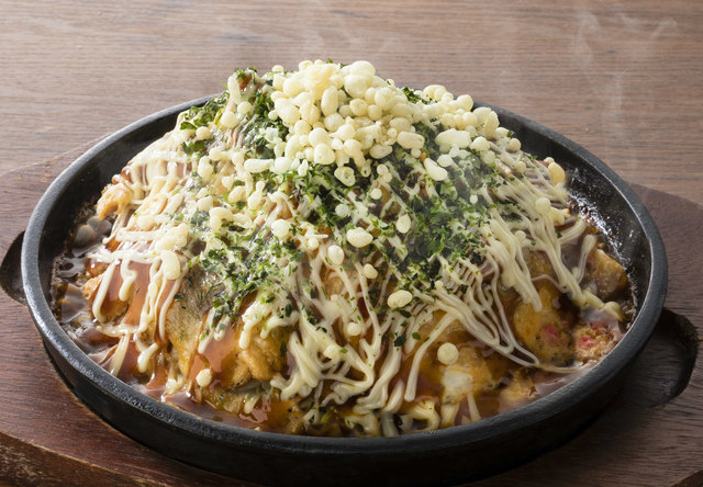 煮込み牛すじチーとん鉄板焼き