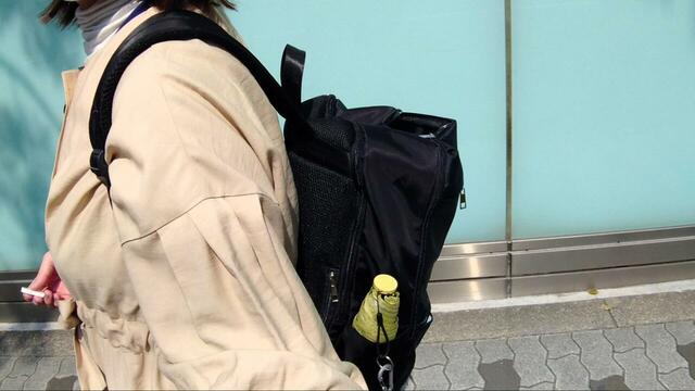 【Honeys 多収納スクエアリュック】たくさん入れるとマチが膨らむので、混雑した場所では床置きがおすすめです