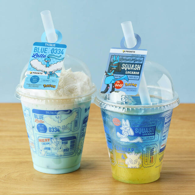 「チルタリスのココナッツブルーラテ(左)ルカリオのゆずレモンスカッシュ(右)」<価格:各990円(税込)>【全国のプロント・エプロントに“ポケモンのスペシャルメニュー”が登場!「旅」をテーマにしたノベルティも付いてくる!】