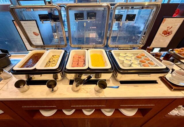 【ダイニング＆バー テンクウ】カレー、クスクス、ベーコン、スクランブルエッグ、温泉卵とゆで卵。定番からこだわりのラインナップがたまりませんね