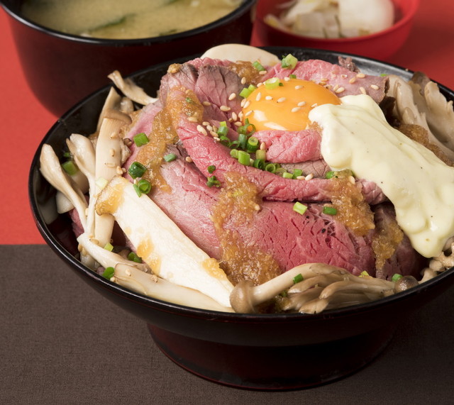 ■新潟農家直送米 黄金めし[3F] キノコとローストビーフのやみつき丼 1,274円（税込）