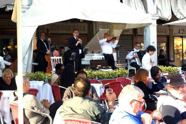 サン・マルコ広場には数軒のレストランとテラス席があり、そばでバンド演奏をしている。音響効果が加わり、まるで映画のワンシーンのよう