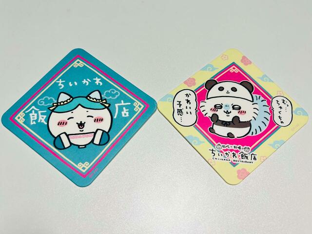 『ちいかわ飯店 ドリンクスタンド 津田沼』ドリンク1点につきひとつもらえる、ランダムデザインのオリジナルコースター