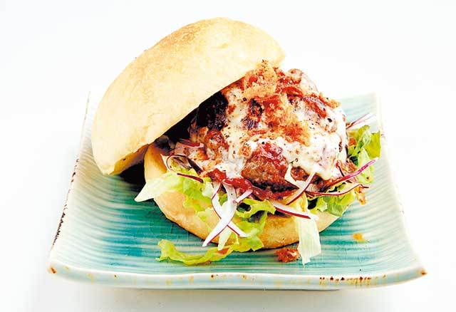 curry bar yosomi（大阪・谷町四丁目） aroaバーガー（580円） 牛スジカレーとあぶりチーズが贅沢な味わいを生む、開店当初からの看板メニュー。特注バンズがモチモチで、肉パテに香るスパイスパウダーとフライドオニオンがアクセントに。元々はaroaさんがケータリングで提供していた人気メニューだ。