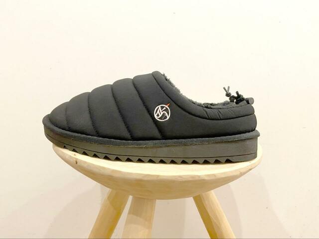 【FREAK'S STORE　スリッポンファーサンダル】カラーはブラックとオリーブの2種類。男女問わず使いやすいデザインです