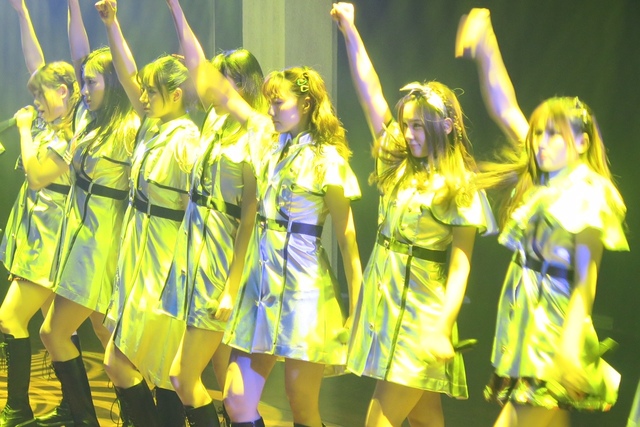 メンバーからは、似顔絵、ブレスレット、ファンからのメッセジカードなど、さまざまなサプライズプレゼント。