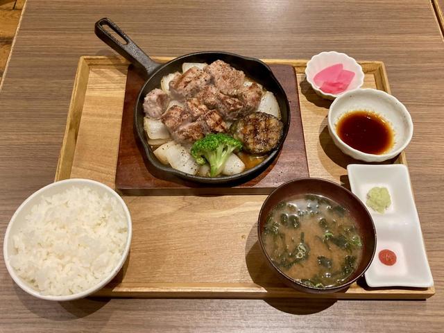 小鉢のタマネギソースと、わさびおろしとトマト味噌が付く／豚ステーキ定食