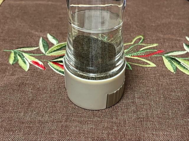 【3COINS＋plus 定量調味料ボトル】逆さにしても粉はこぼれません