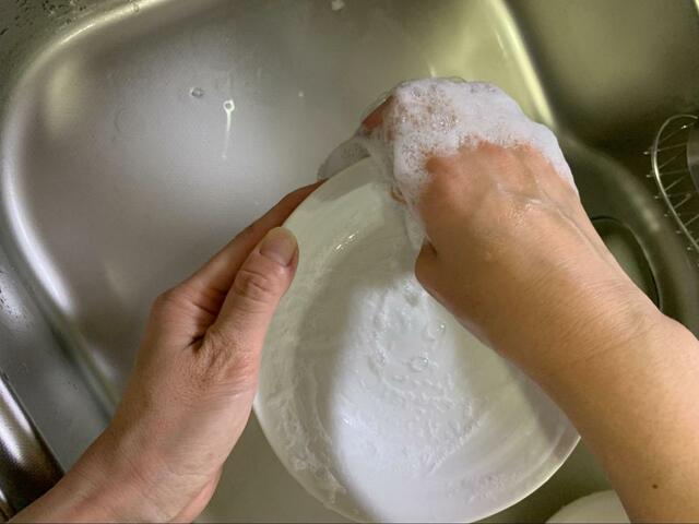 【ニトリ毎日とりかえキッチンスポンジ】お皿の上の滑りもいい