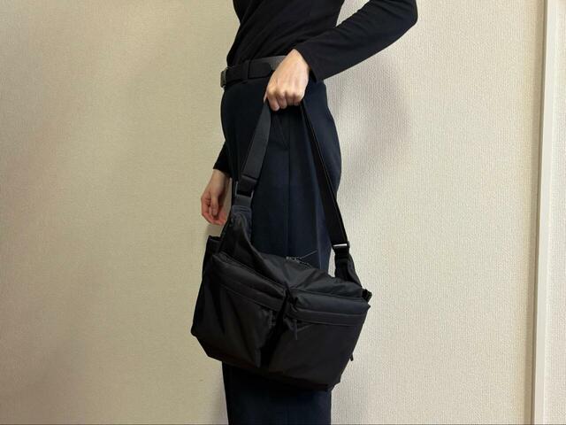 【UNIQLO マルチポケットショルダーバッグ】持ち手を短くして手持ちにしてもOKです