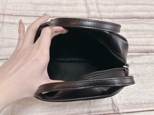 内側はポケットなどはないシンプルな作り。裏地のない一枚革風の作りも、より高級感を演出!