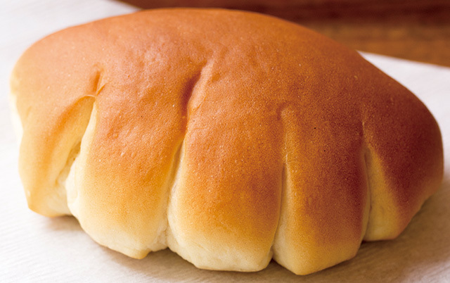 サンドウィッチパーラーまつむら（水天宮前）／クリームパン120円。自家製カスタード入り