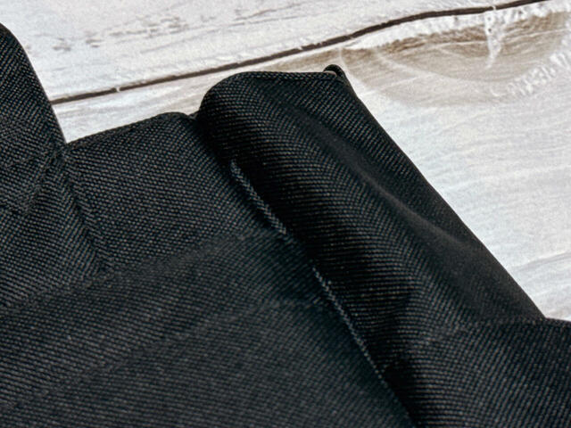 生地は厚手で丈夫なポリエステル素材