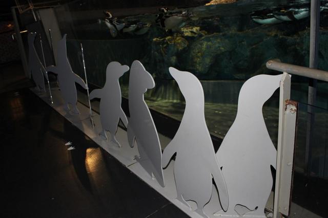 ペンギンの水槽の前にあるモニュメント。