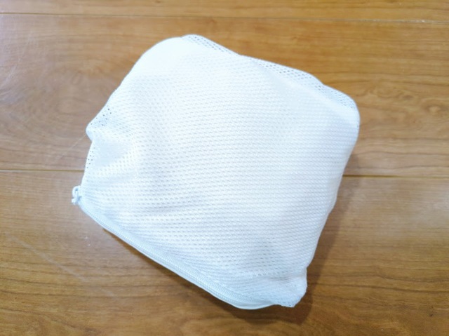 【ワークマン レディースシーンレスシャツ】ファスナーの付いている左ポケットにくるりと入れ込み、ファスナーを閉めればそのまま洗濯ネット代わりになります