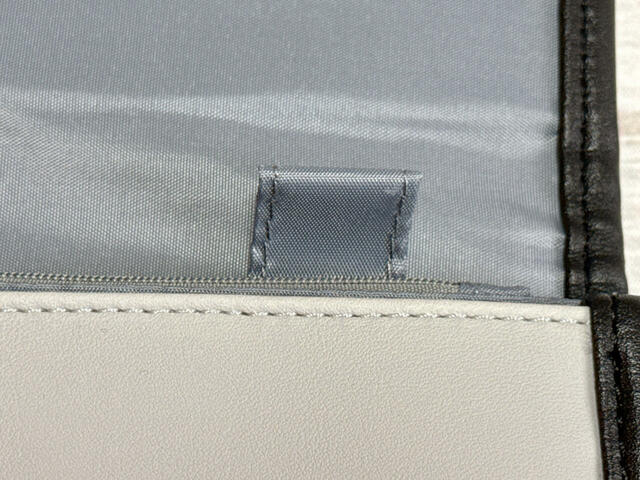 フラップにはペンホルダー付き