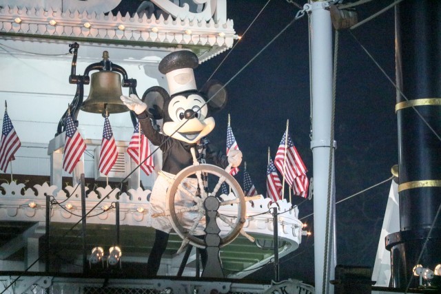 海外ディズニー】アメリカ河を使った演出は必見! アナハイム版・元祖