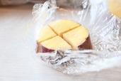 【さつまいもの冷凍保存方法】小分けにしてラップしておくと、さつまいも同士がくっつきにくくなるので◎