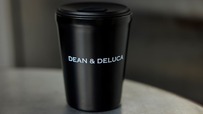 【DEAN ＆ DELUCA】シンプルなロゴをあしらった面も
