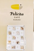 【ペリカンカフェ 麻布台ヒルズ店】店頭にはおしゃれなメニューのディスプレイも♪