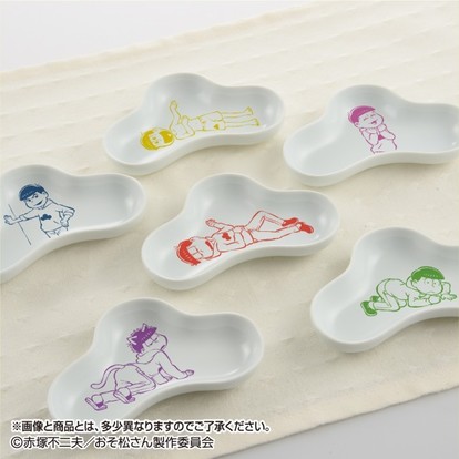 おやつに埋もれる6つ子たち！「おそ松さん×伝統工芸」松型の豆皿が発売