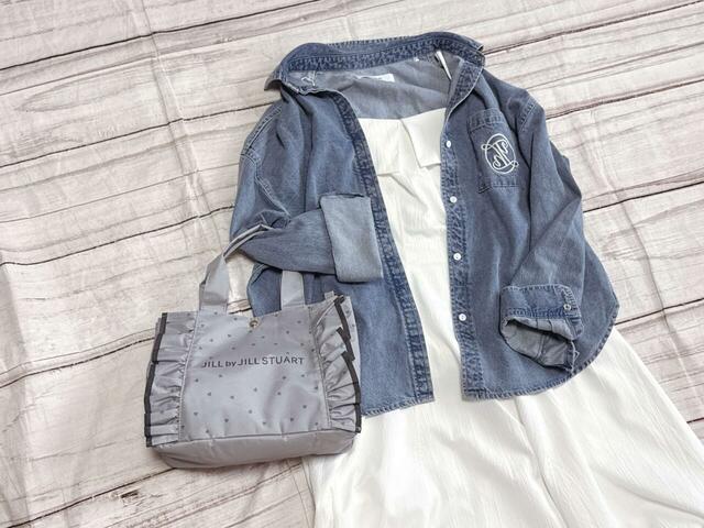 ホワイトのロングドレスとデニムシャツコーデに合わせてみました