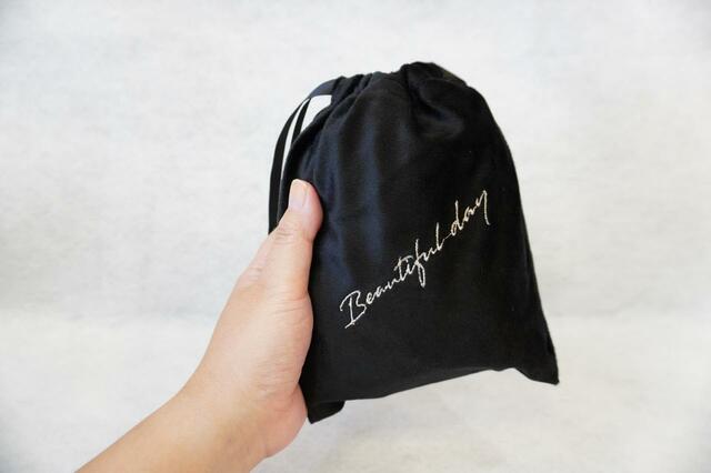 【ダイソー　ベロア風刺繍巾着】三角トートを入れてみたところ