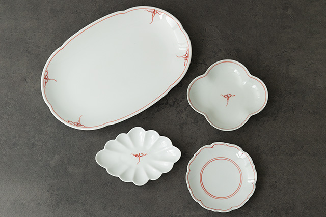 【DEAN & DELUCA】洸琳窯　花型楕円皿（写真左・税込2,640円）／木甲皿・桔梗渕3寸皿・菊紋小皿（税込 1,540～1,980円）