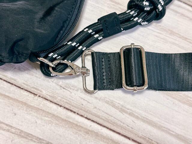 取り外し可能なショルダーストラップ付きで、持ち手とショルダーの2WAYで使える仕様【しまむら×ハローキティ】「レディース　ロープテSLD（SANRIO）」